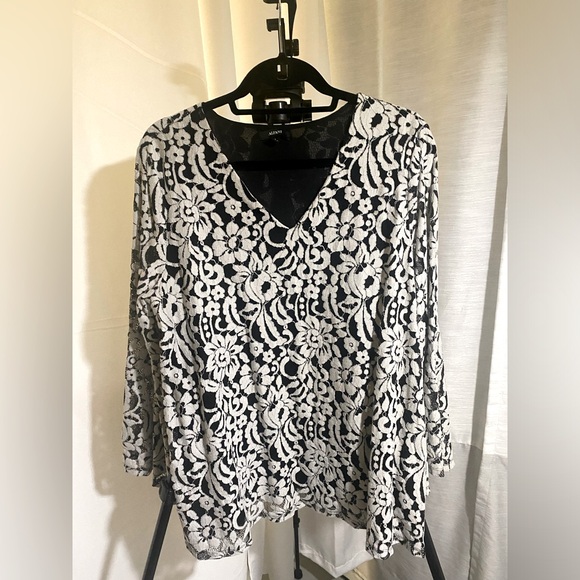 ALFANI- BLOUSE black with white flowers, V-neck blouse size L - Picture 2 of 6